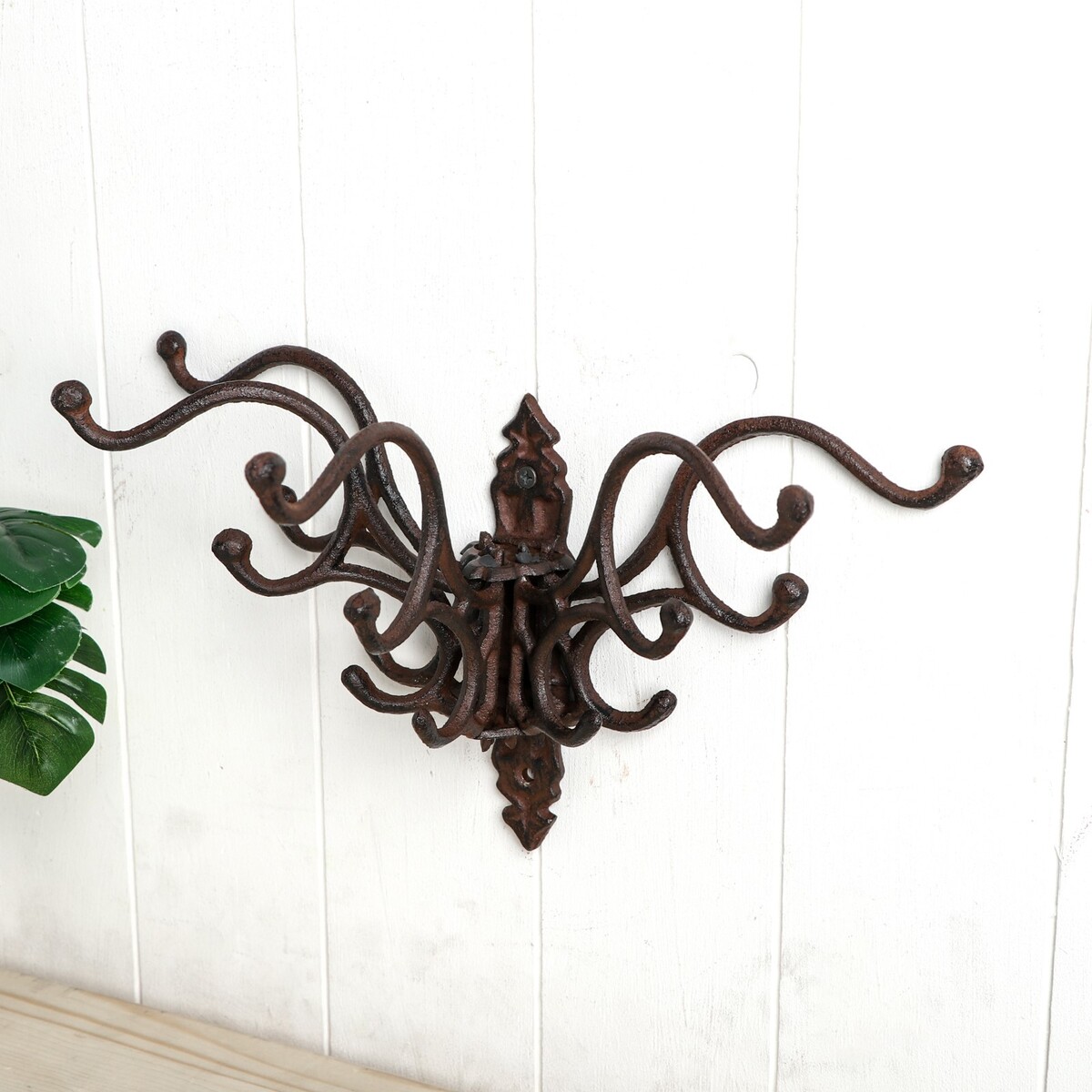 Настенные крючки декоративные